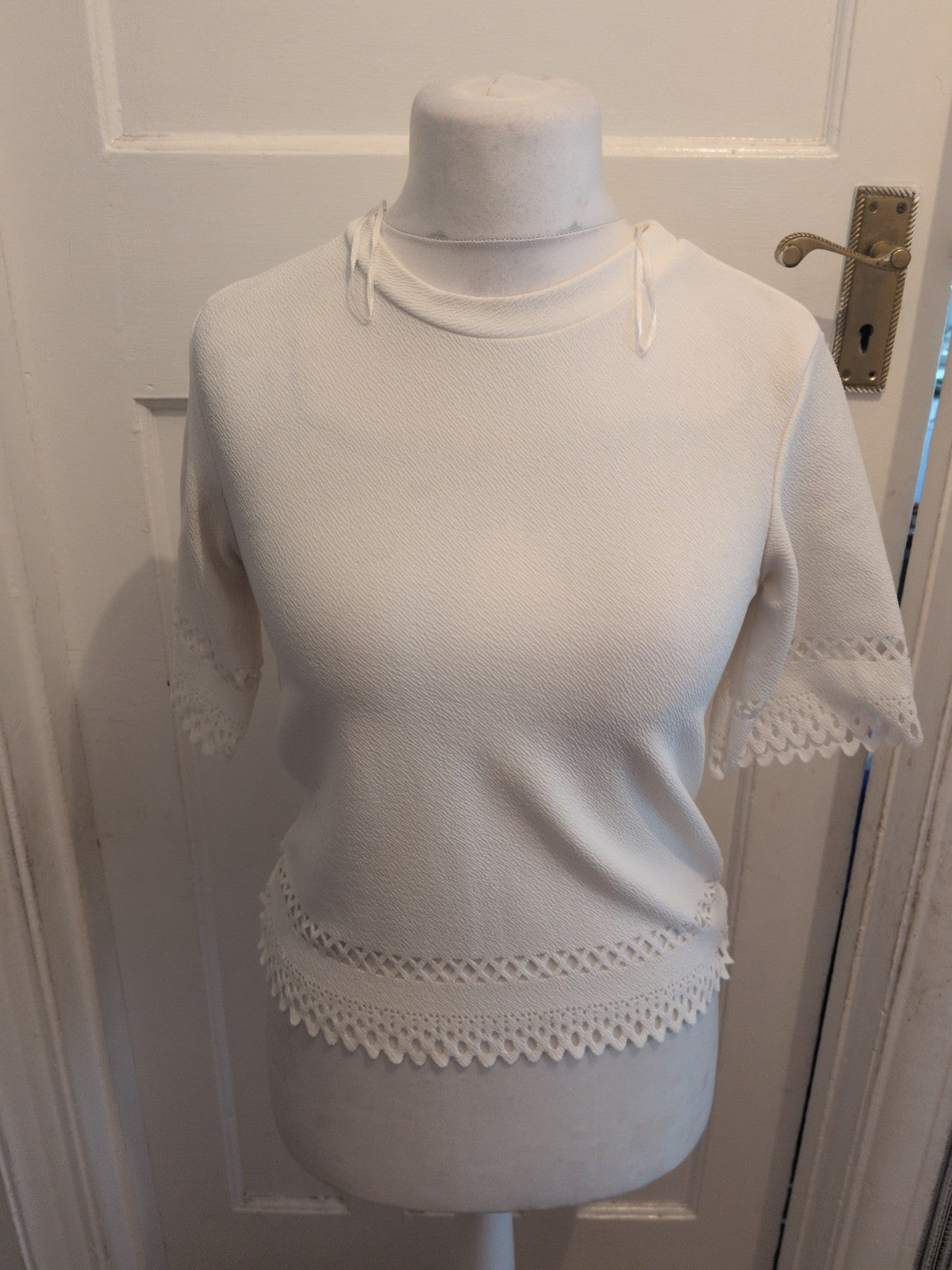 Ladies Select Size 8 White Short Sleeve Patterned Hems T-shirt Light Marking