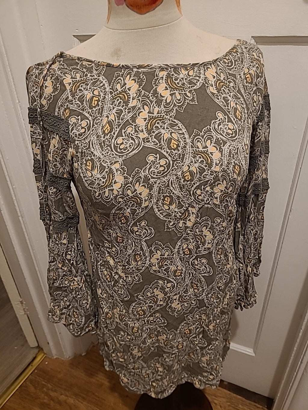 Ladies Apricot Size Medium Long Sleeved Grey And Pink Dress