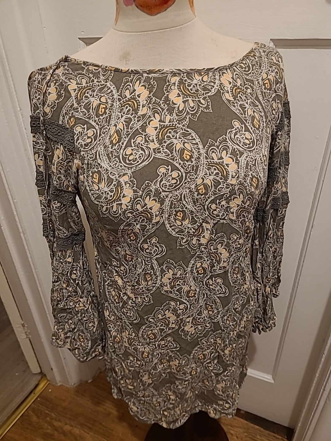 Ladies Apricot Size Medium Long Sleeved Grey And Pink Dress