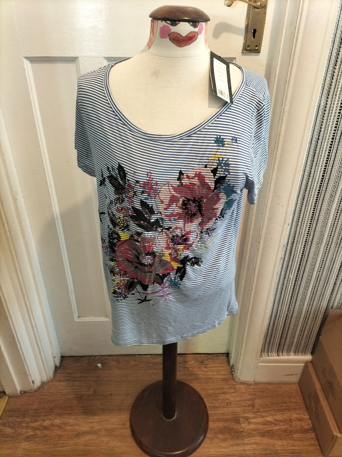 Ladies Brand New T.shirt Size Large Collection By First Avenue