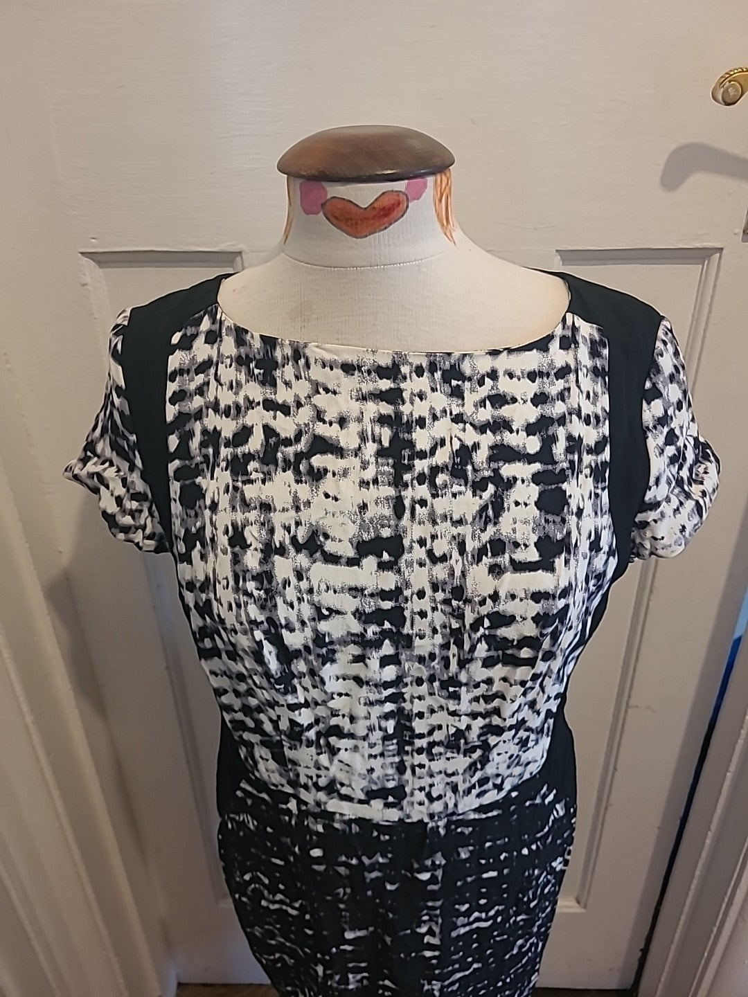 Ladies Autograph Size 12 Black/White Cap Sleeved Dress