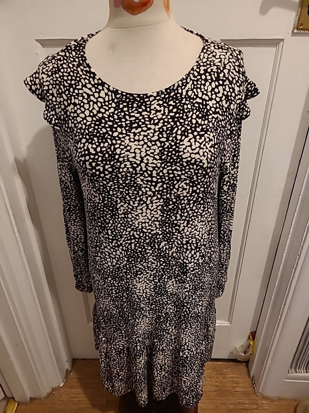 Ladies F+F Size 16 Black And White Long Sleeved Dress