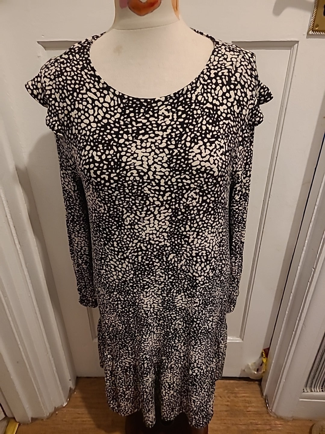 Ladies F+F Size 16 Black And White Long Sleeved Dress