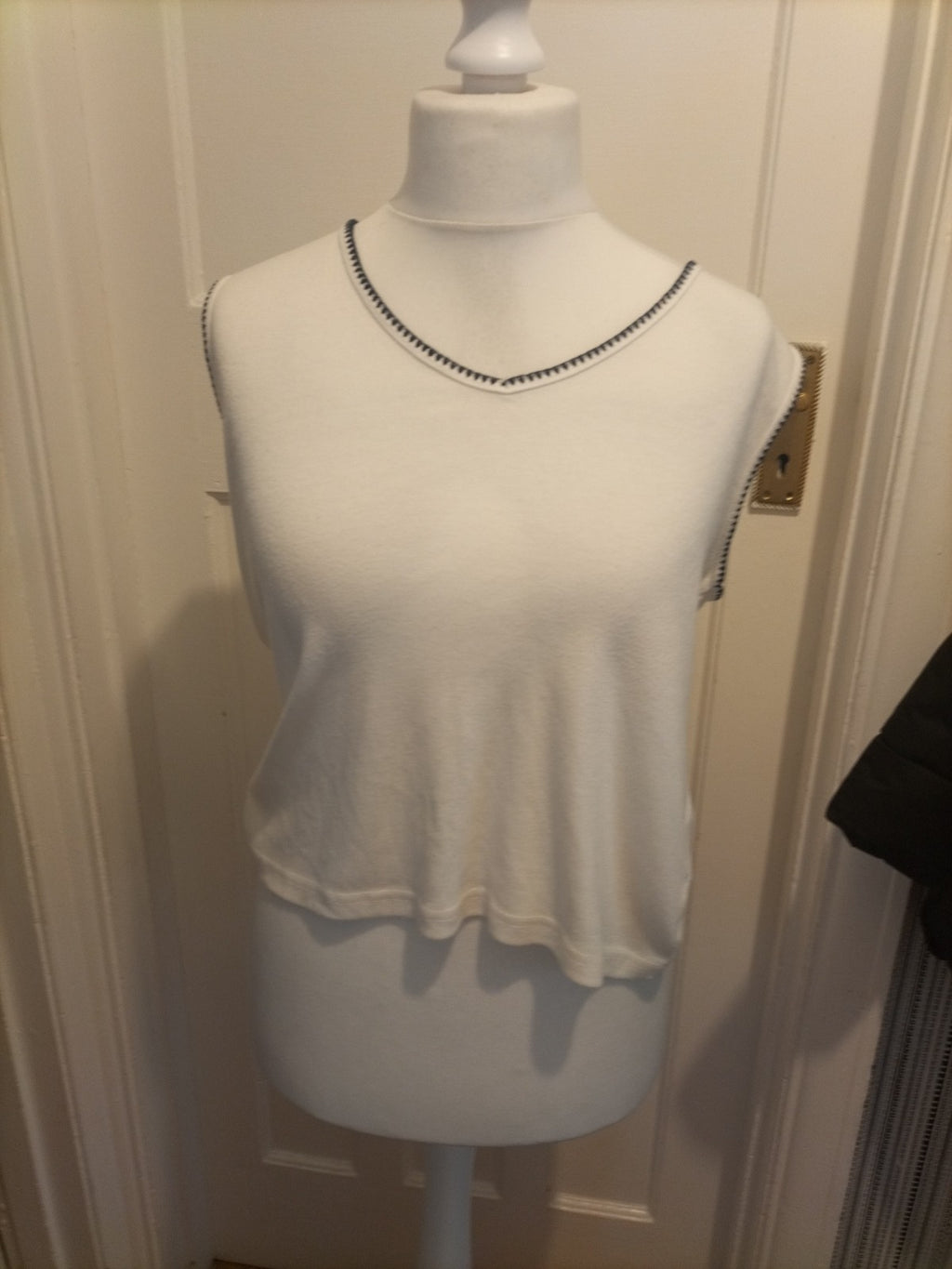 Ladies Anna Size 14-16 White With Navy Trim Sleeveless Blouse