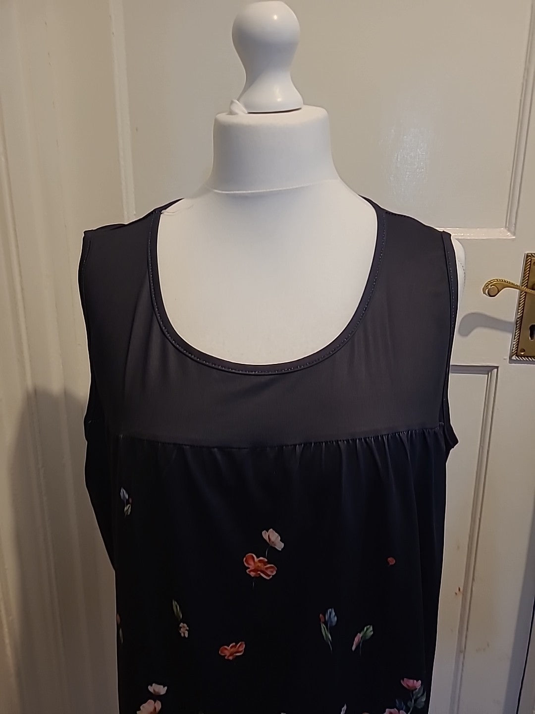 Ladies Size 4xl Black With Multi Floral Sleeveless Blouse