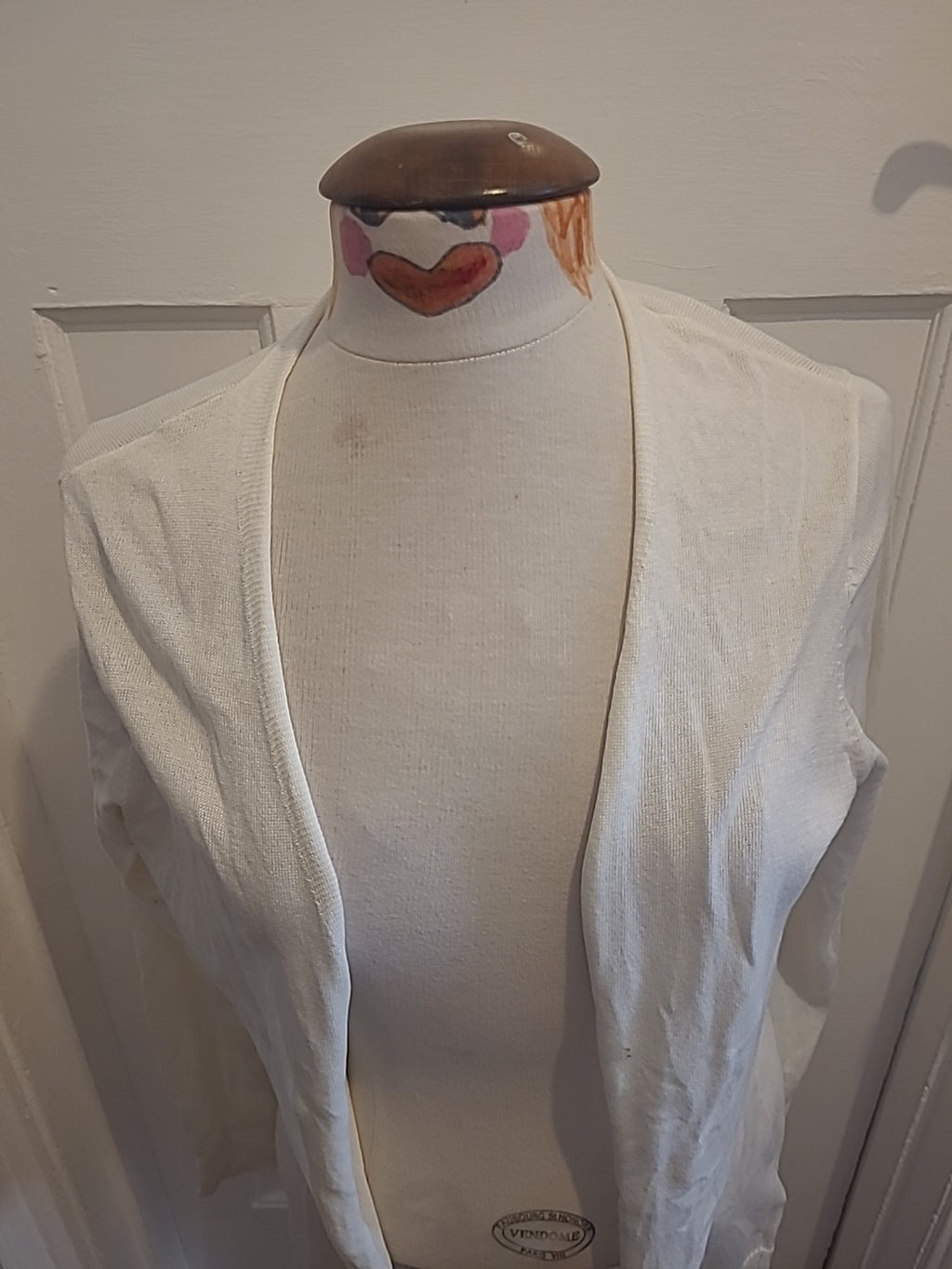 Ladies Amazon Essentials Size Medium Cream Long Sleeved Cardigan