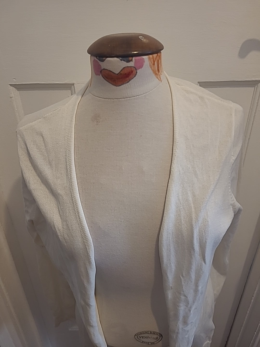 Ladies Amazon Essentials Size Medium Cream Long Sleeved Cardigan