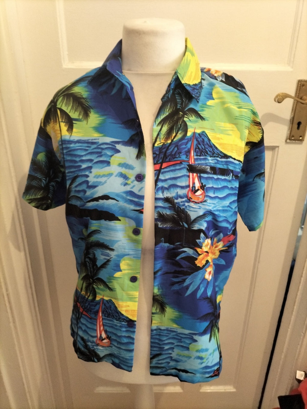 Mens MC.Clain Size Small Hawaii Style Shirt Short Sleeved