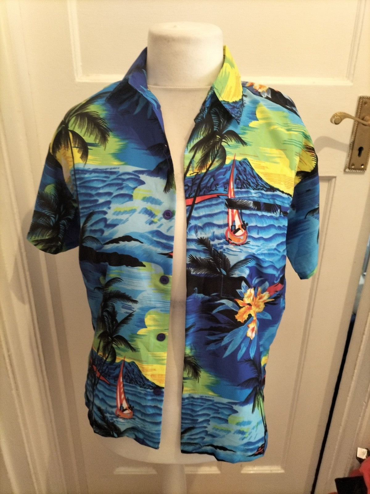 Mens MC.Clain Size Small Hawaii Style Shirt Short Sleeved