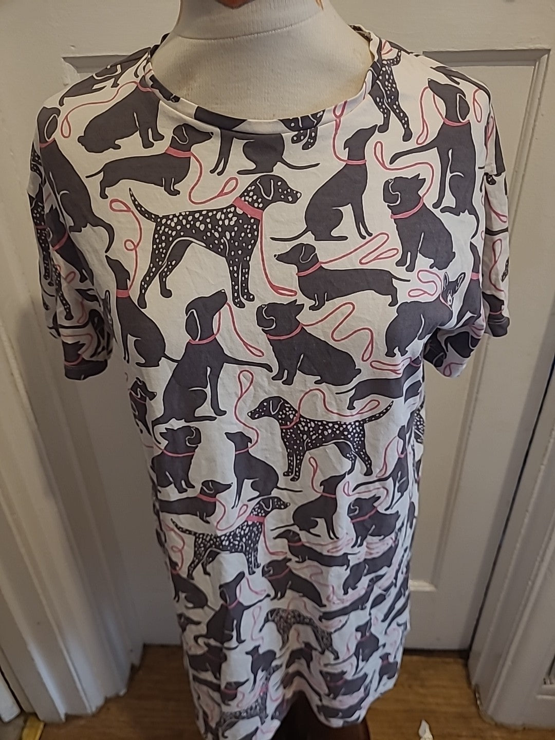 Ladies Always Dreaming Size Small Dog Design Short Sleeved Nighty