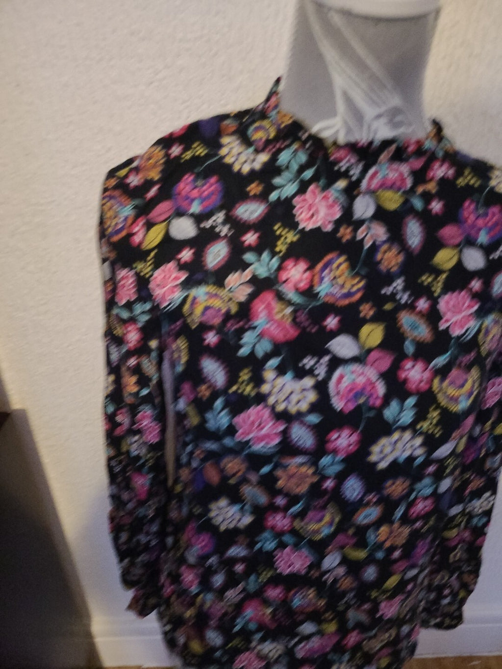 Ladies Tu Size 8 Floral Long Sleeved Blouse