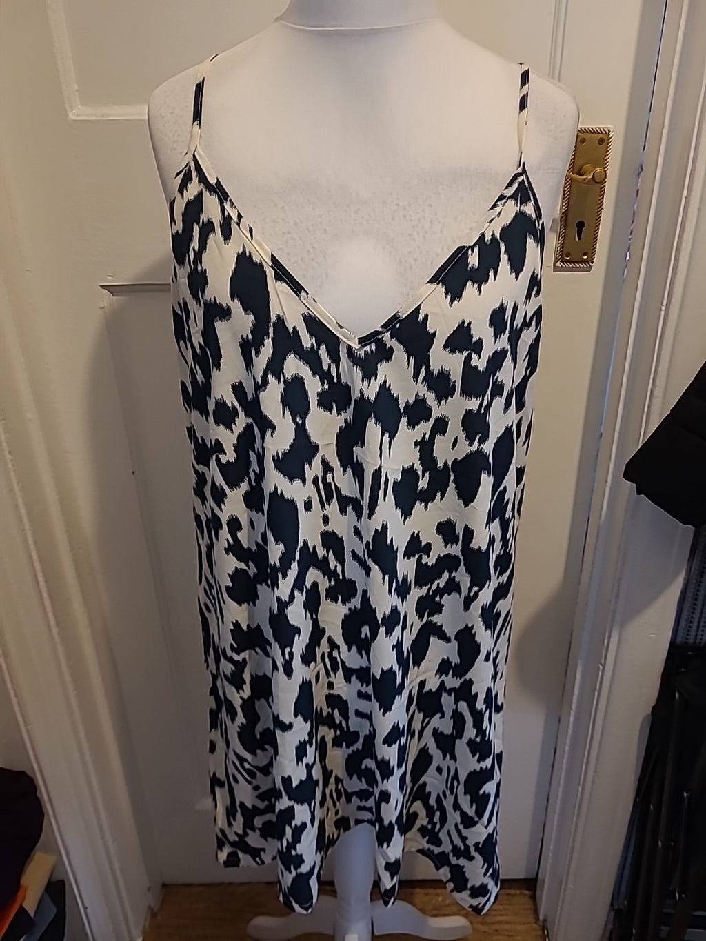 Ladies Shein Size 1xl Cream And Navy V Neck Blouse