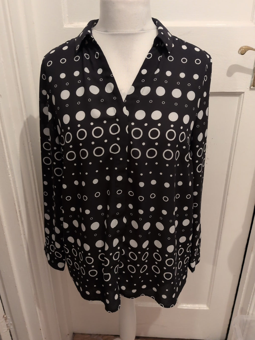 Tu 14 Black And White Bubble Circles Long Sleeve Blouse