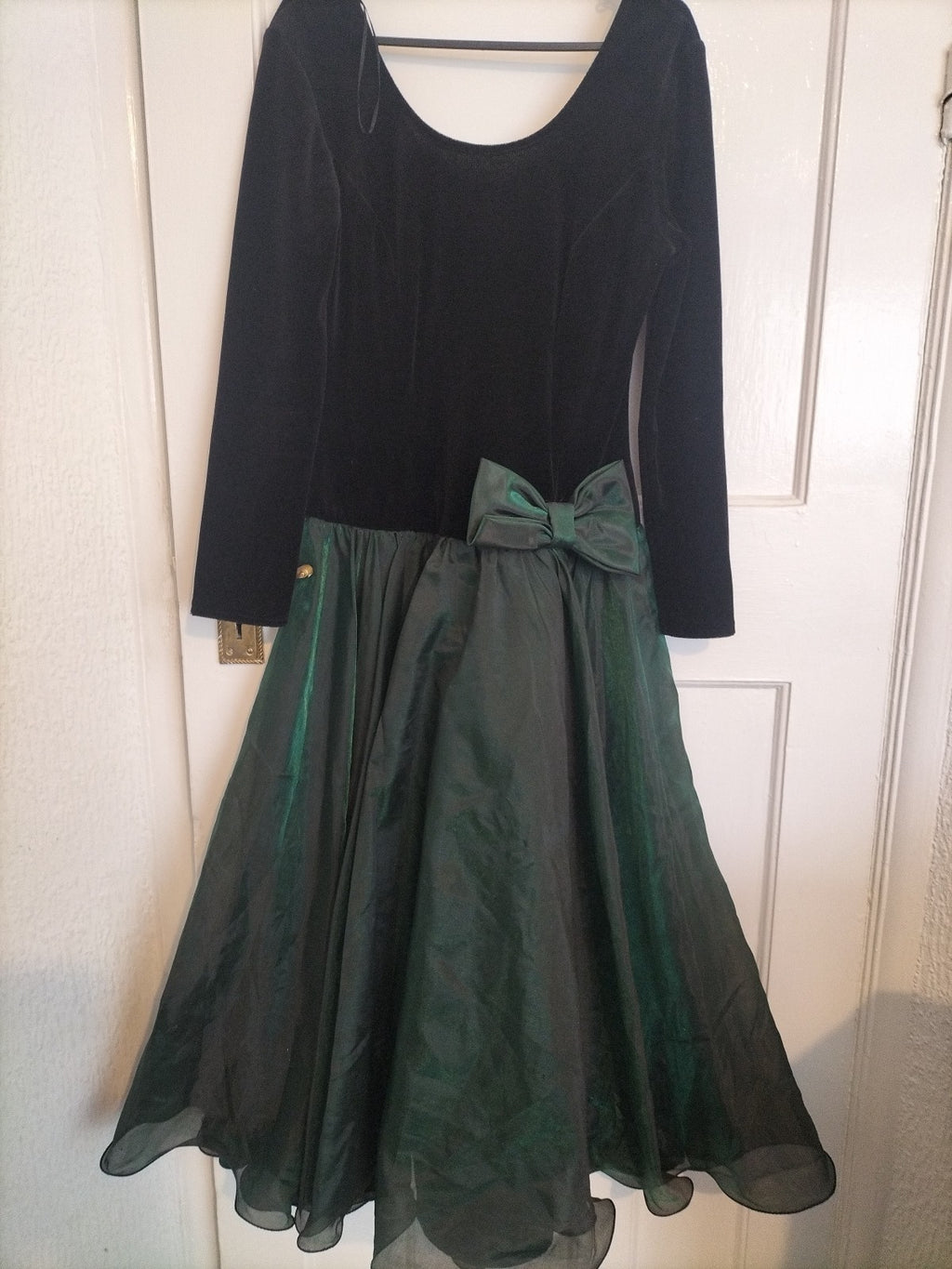 Ladies Opera Size 12 Black And Green Lined Under Long Sleeved Dress