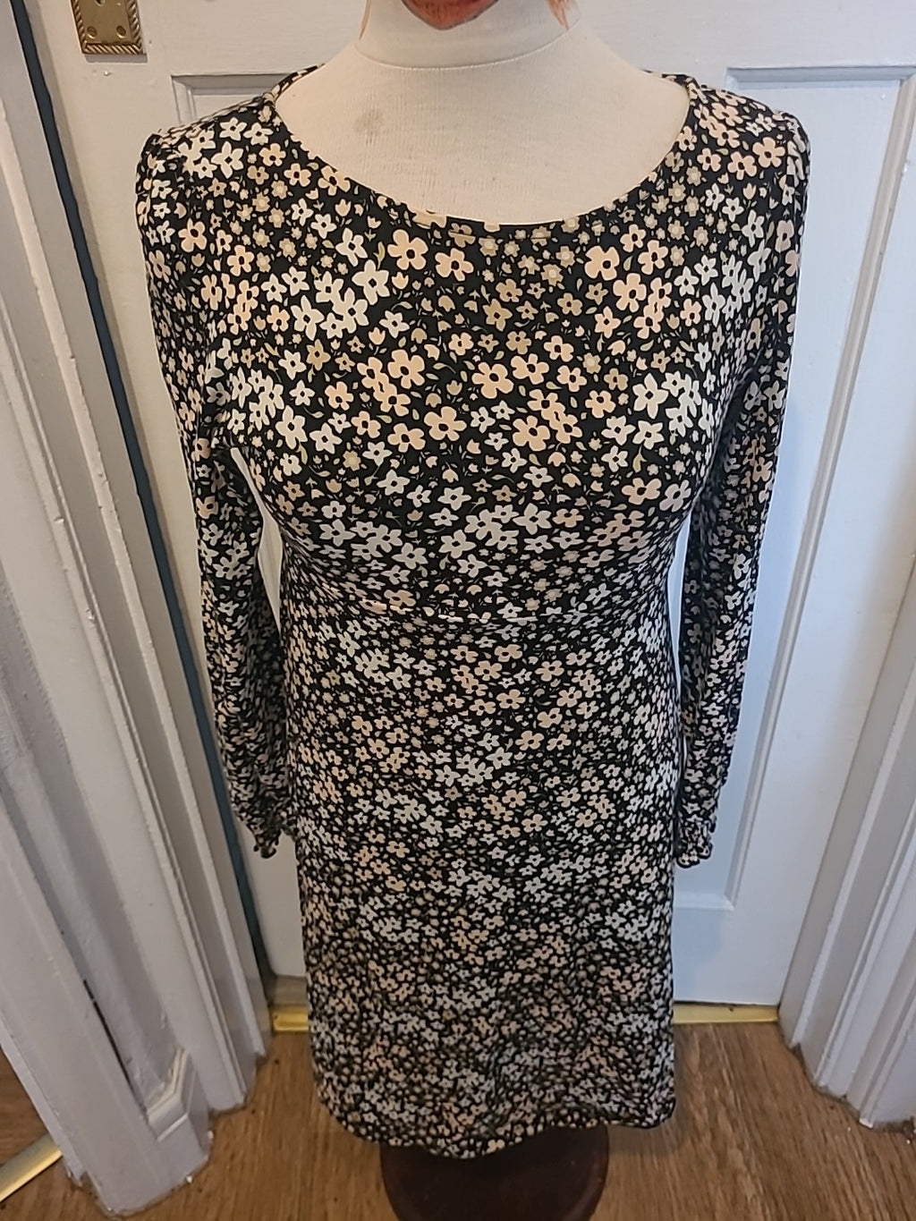 Ladies Dorothy Perkins Maternity Size 6 Black Floral Long Sleeve Dress
