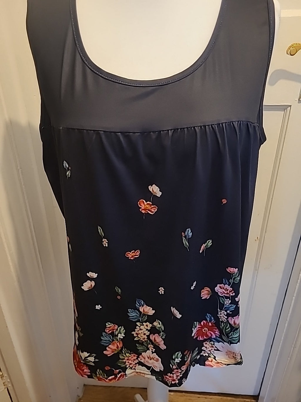 Ladies Size 4xl Black With Multi Floral Sleeveless Blouse