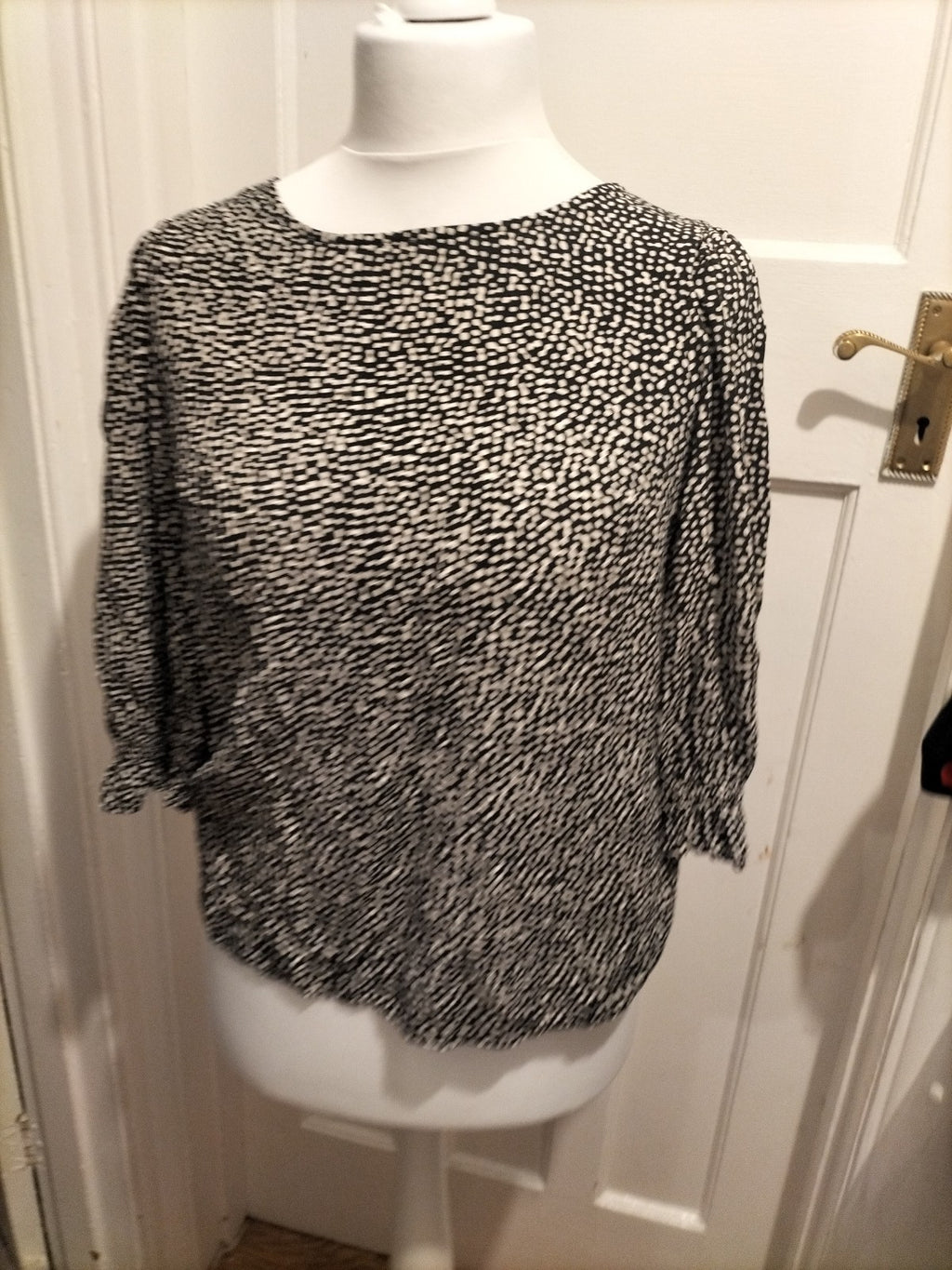 Ladies F+F Size 12 Black And White Short Sleeved Blouse