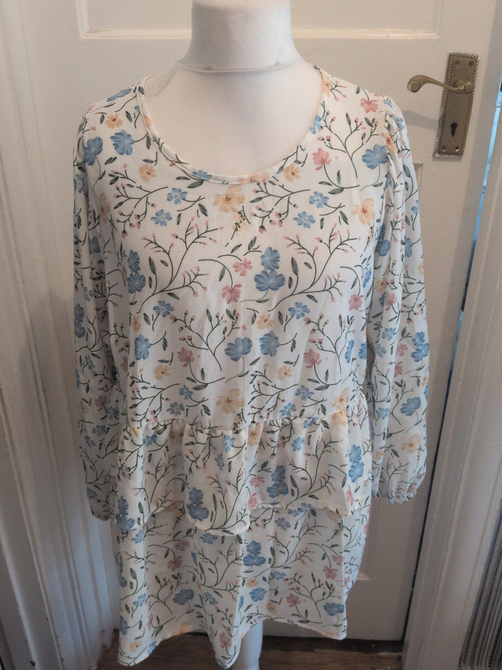 Ladies Long Line Top Floral Yours Size 20