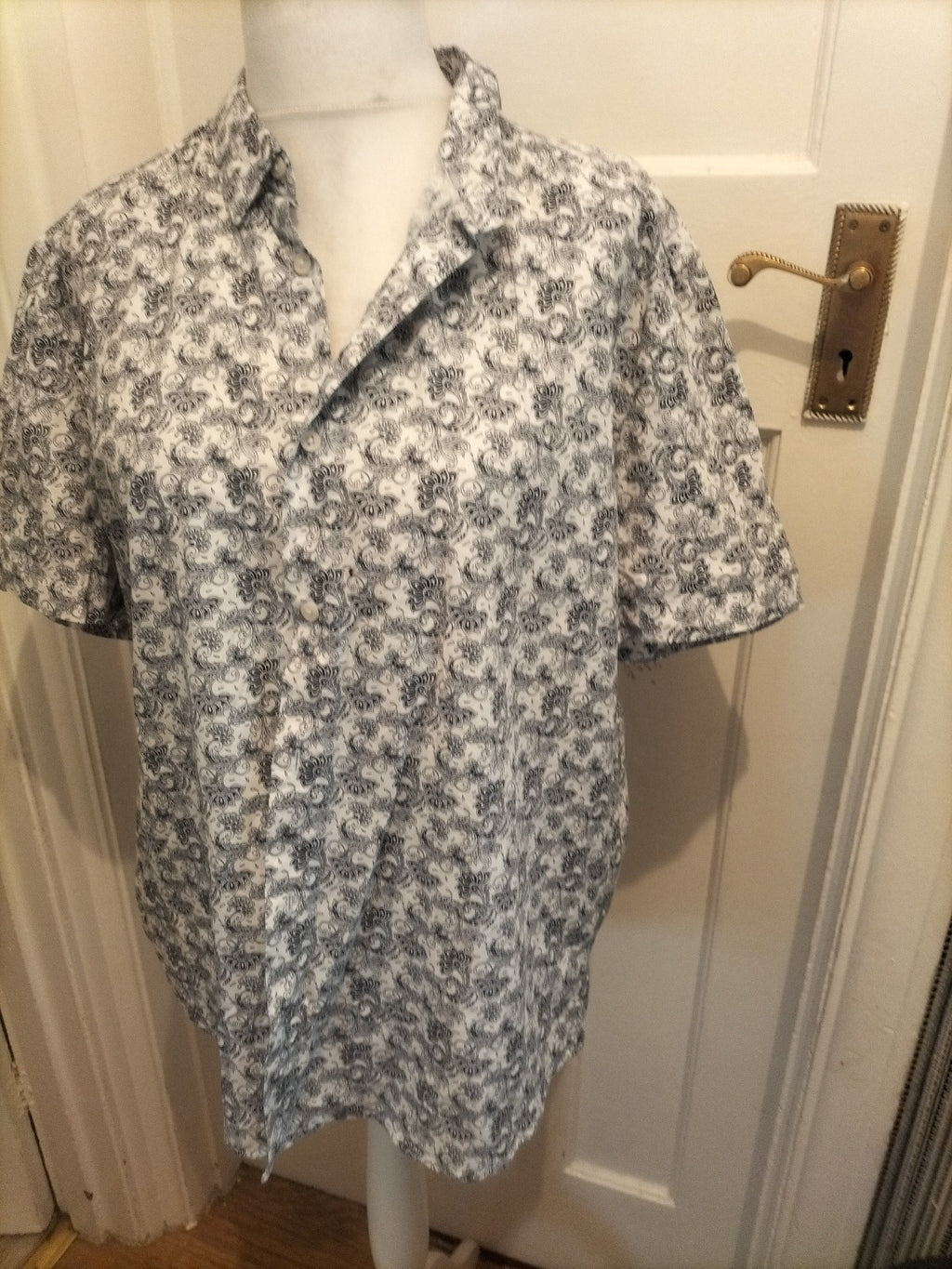 Mens Easy Size 2XL Dark Navy And White Short Sleeved Floral Shirt