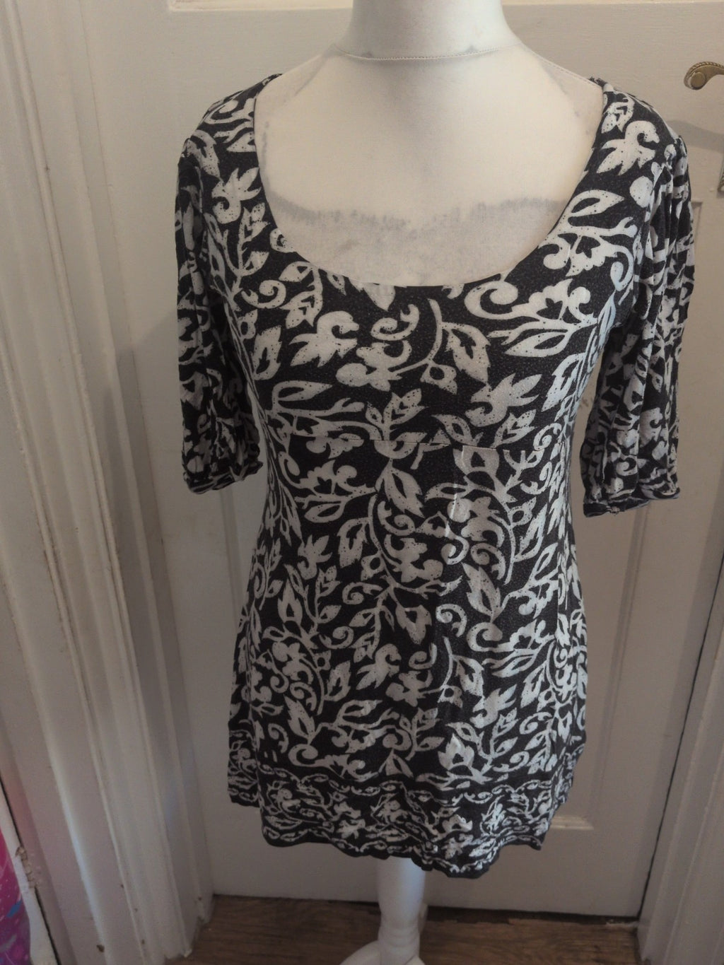 Ladies Red Herring Size 14 Black And White Half Sleeve Blouse Longline