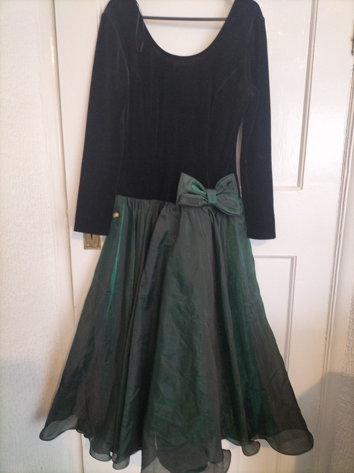 Ladies Opera Size 12 Black And Green Lined Under Long Sleeved Dress