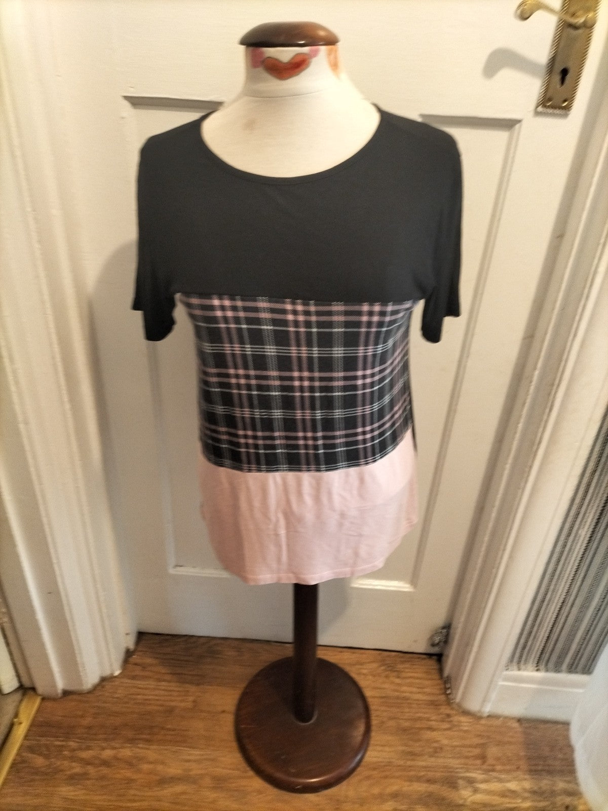 Ladies Select Size 10 Black With Pink Check Short Sleeved Tshirt