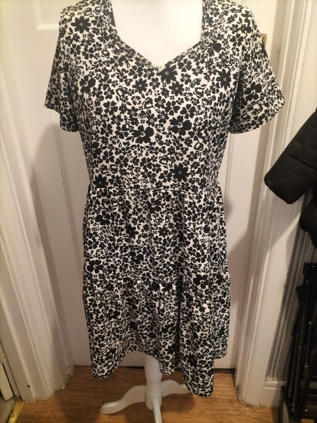 Ladies Peacocks Size 10 Black And White Floral Short Sleeved Dress