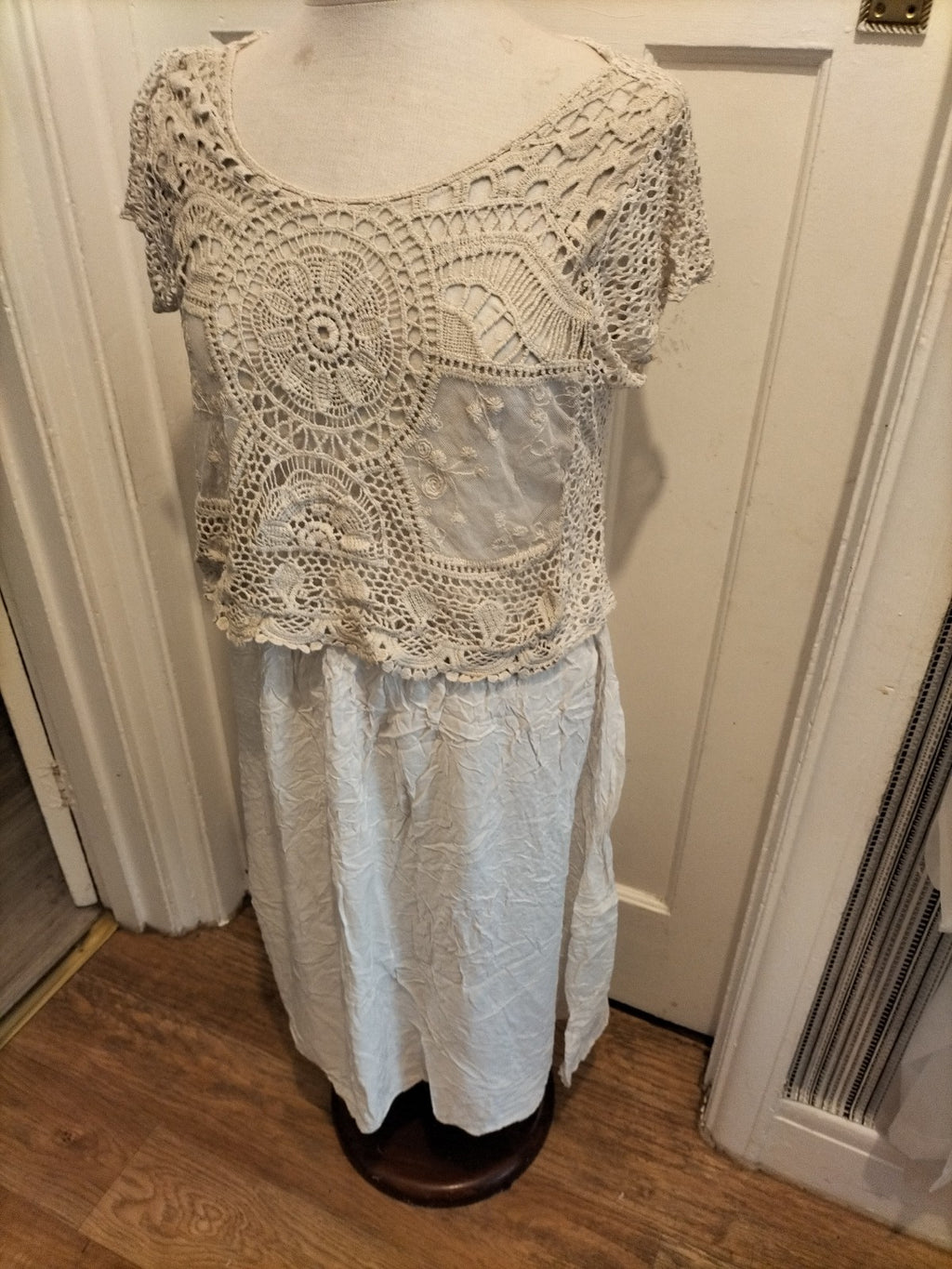Ladies Size Large White Mesh Detail Short Sleeved Dress