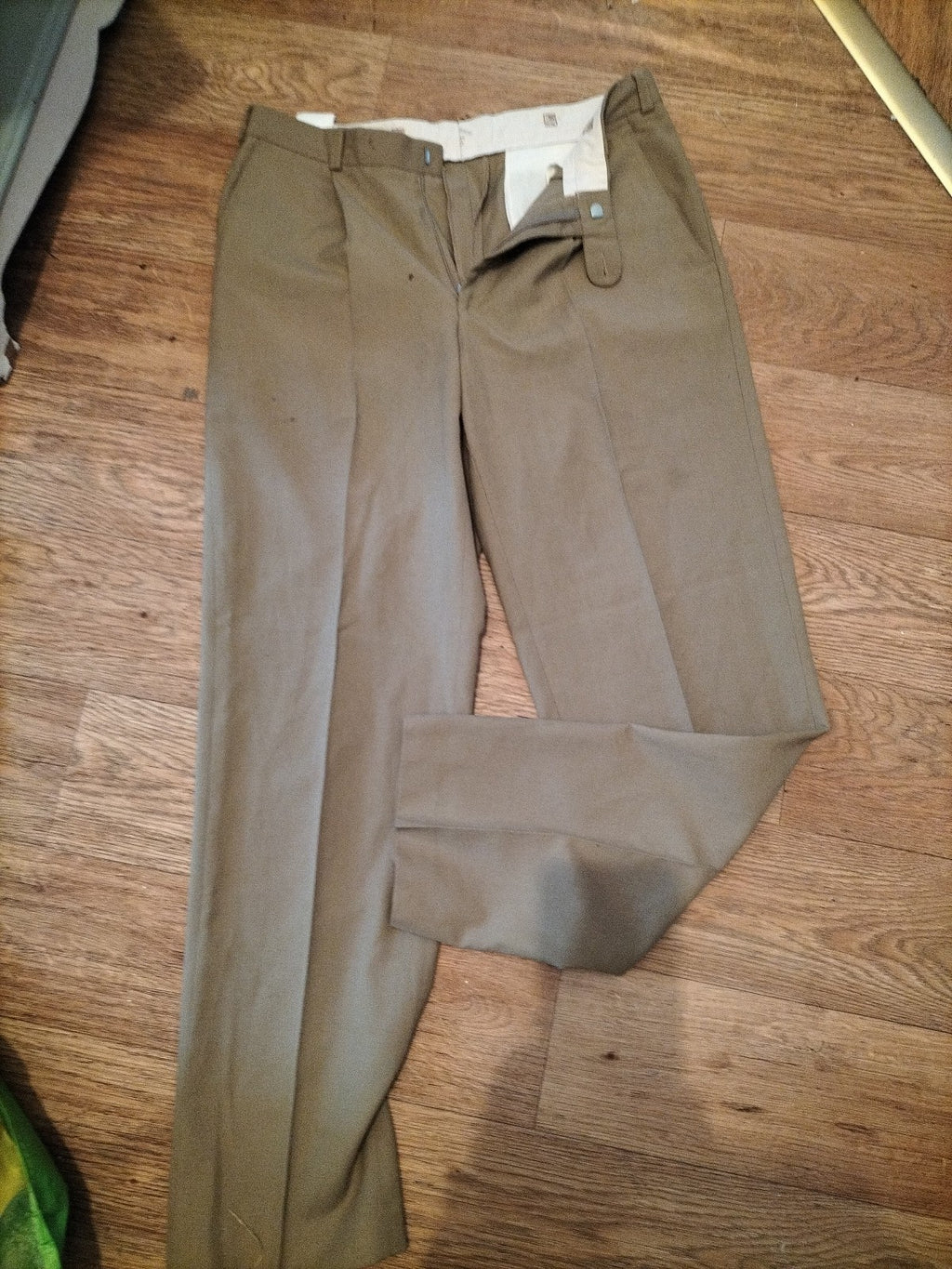 Mens Kwaspen Size 32R Green Trousers