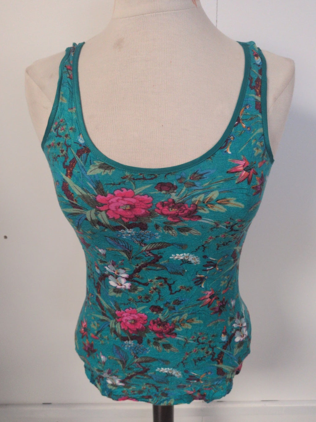 Ladies Oasis Size XS Green Floral Sleeveless T-shirt