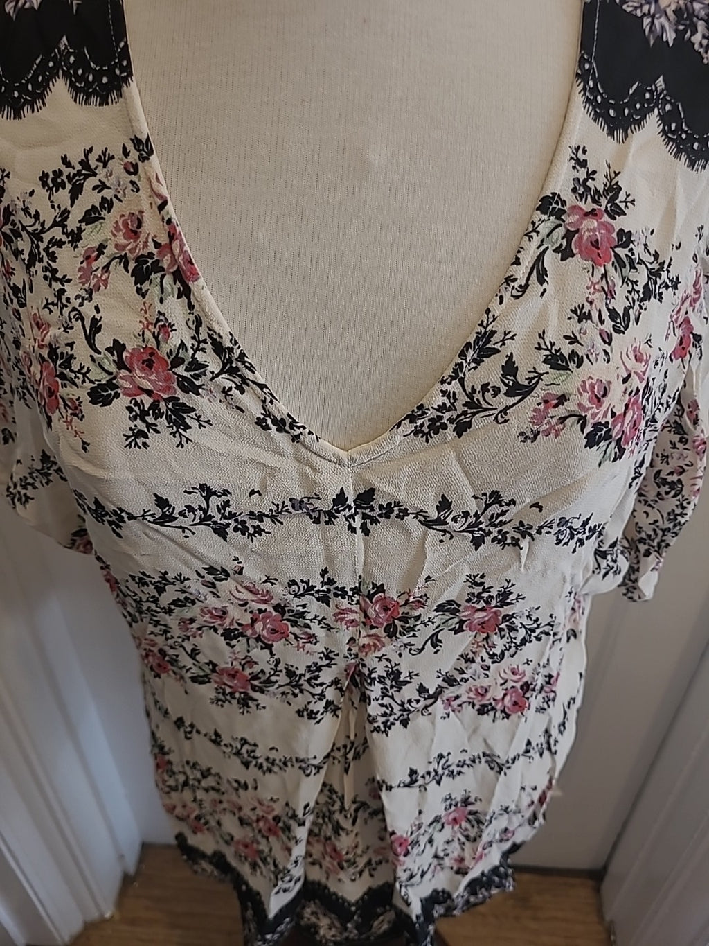 Ladies Monsoon Size 8 Cream Floral Short Sleeved Blouse