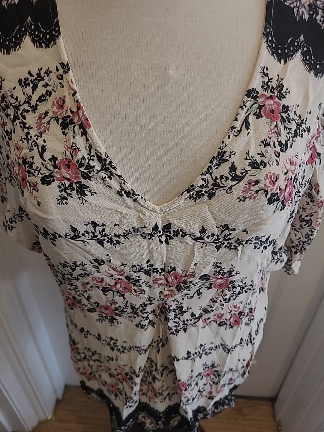 Ladies Monsoon Size 8 Cream Floral Short Sleeved Blouse
