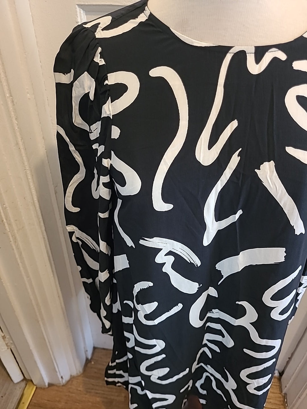 Ladies Shein Size Small Black/White Long Sleeved Dress