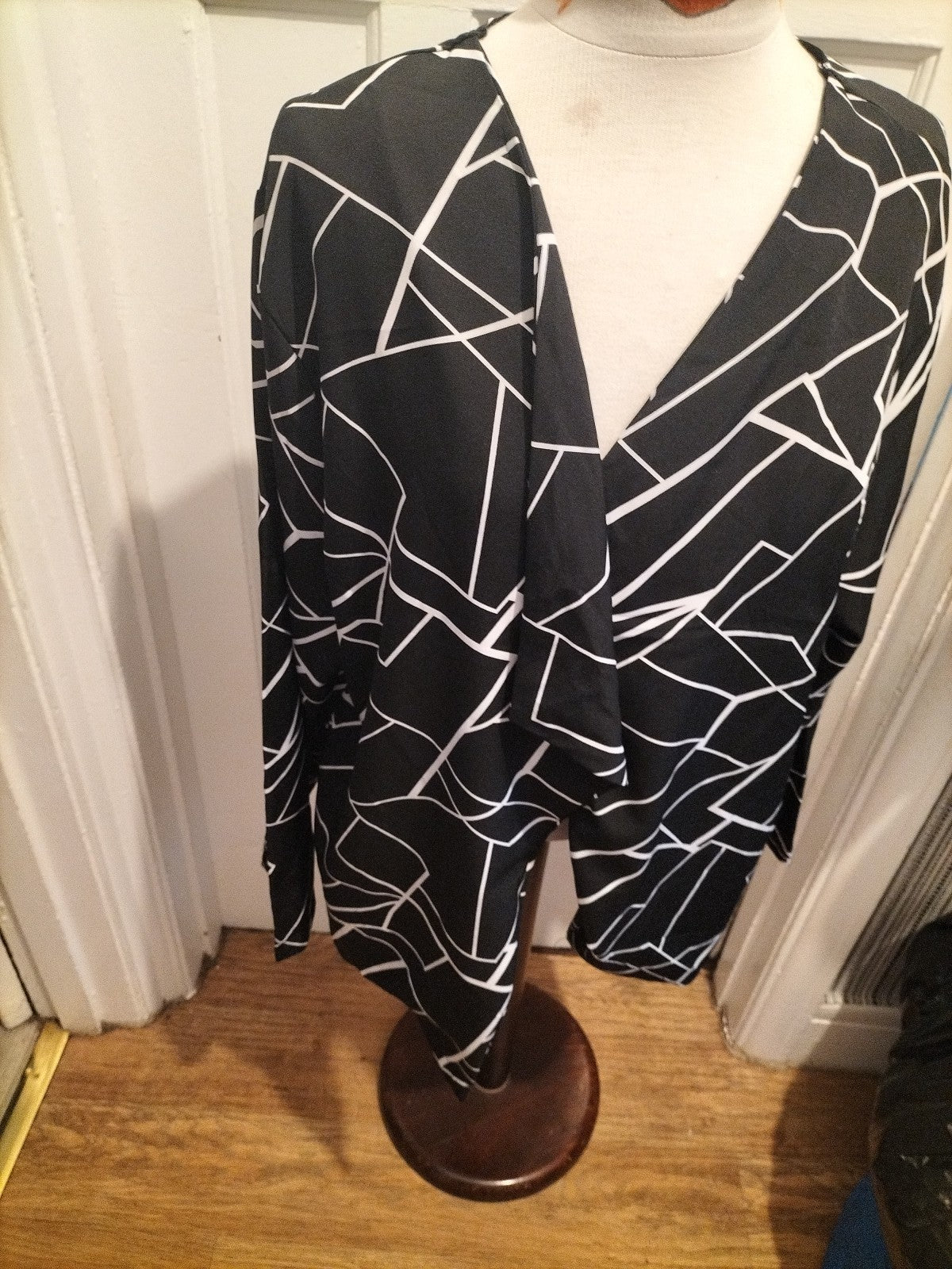 Ladies Size 4XL Black White Patterned Long Sleeved Cardigan