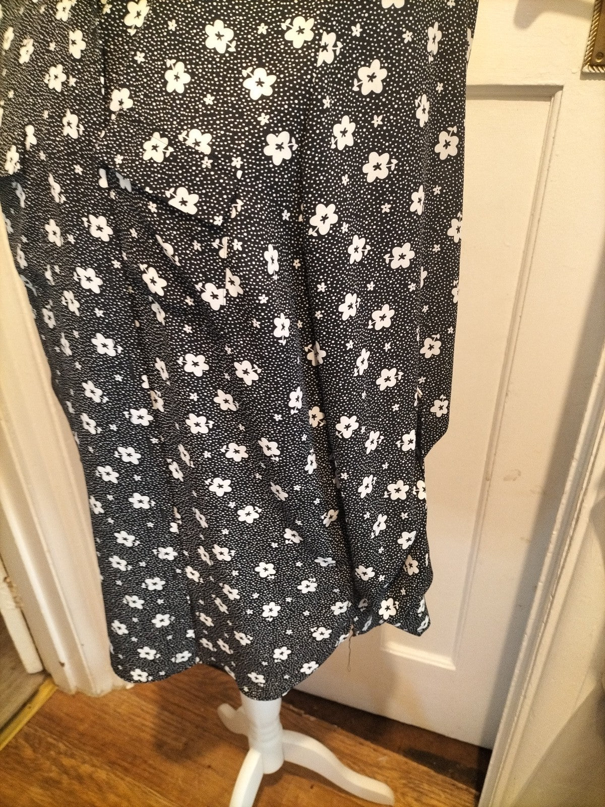 Ladies Primark Size 18 Black And White Floral Long Sleeved Buttoned Blouse