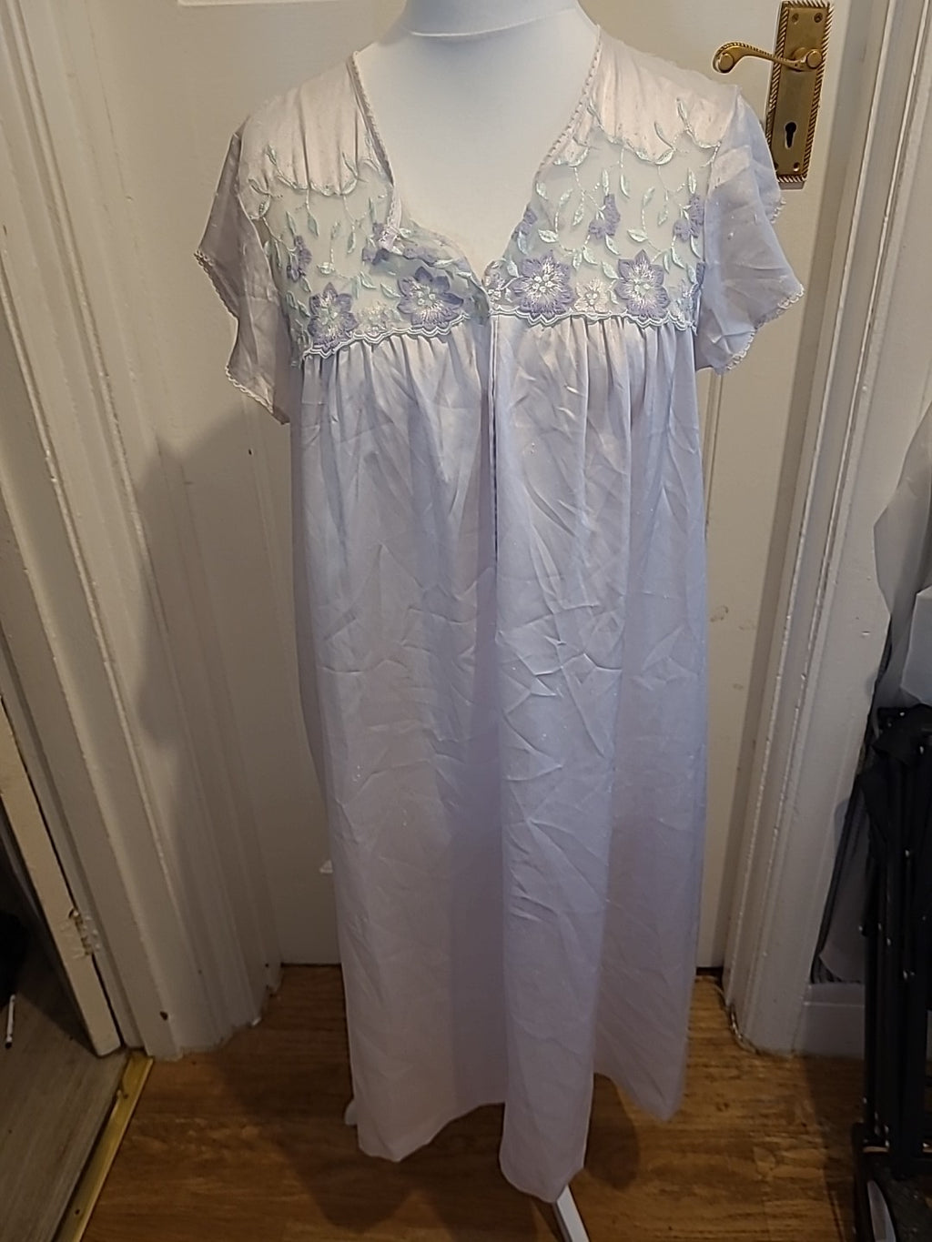 Ladies Oscan De La Renta Size M/L Pale Lilac Short Sleeved Silky Nighty