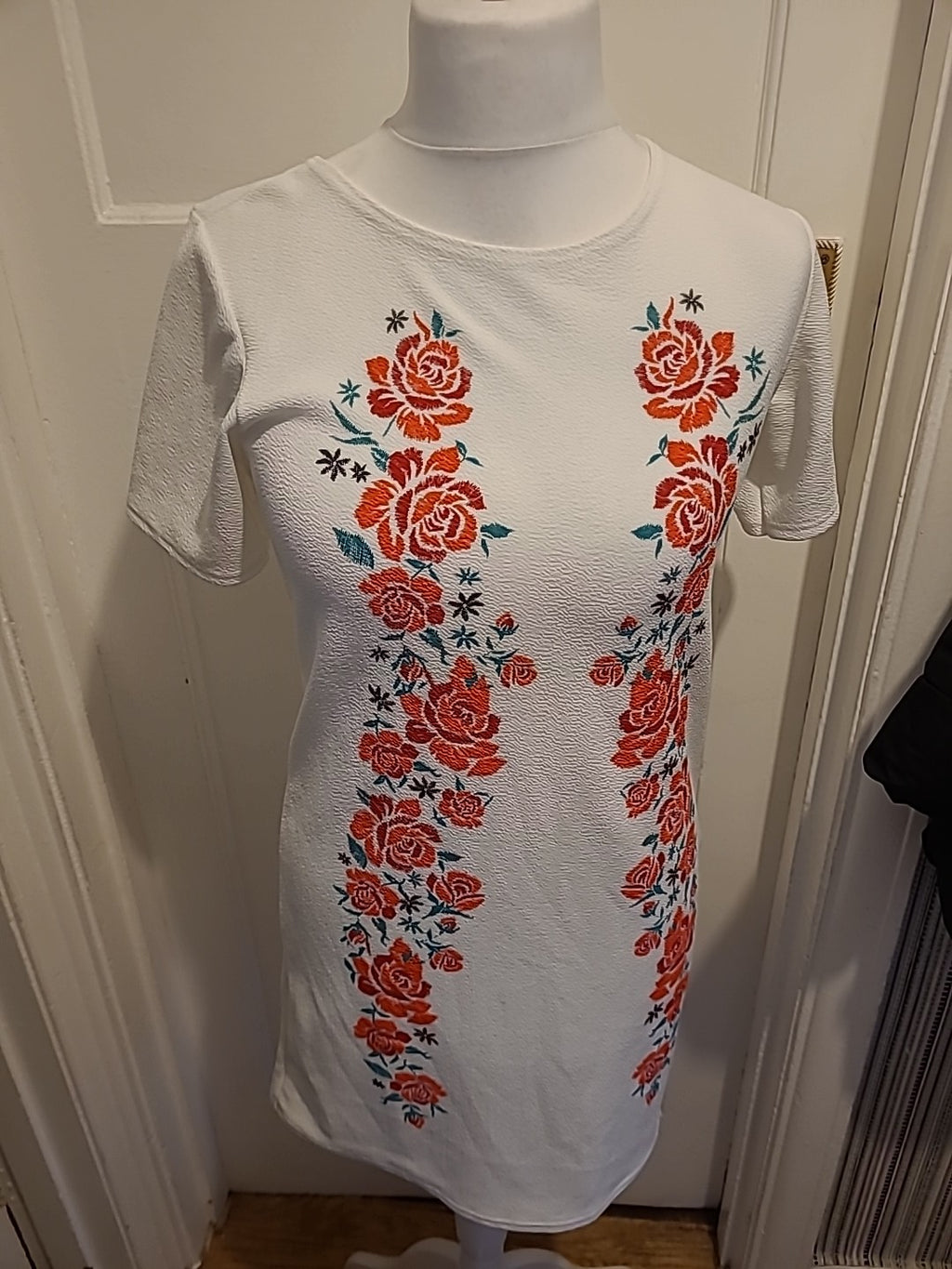 Ladies Boohoo Size 10 White With Red Roses Short Sleeved Dress