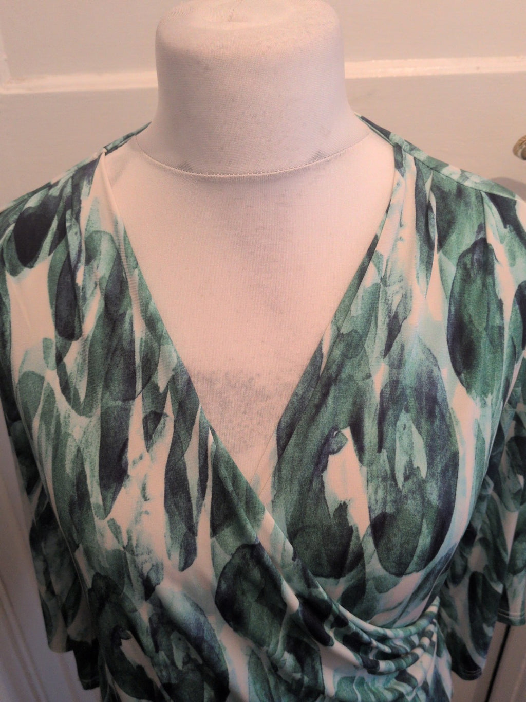 14 Green And White Floral Long Sleeve V Neck Crossover Blouse