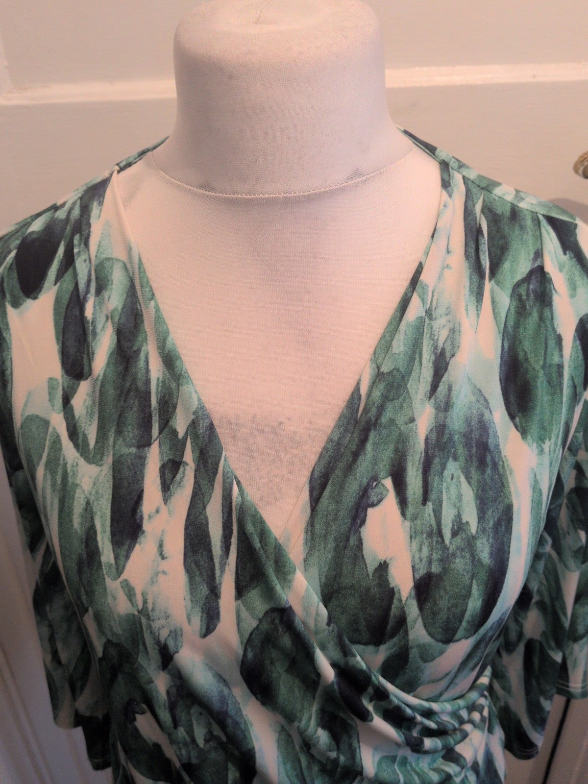 14 Green And White Floral Long Sleeve V Neck Crossover Blouse
