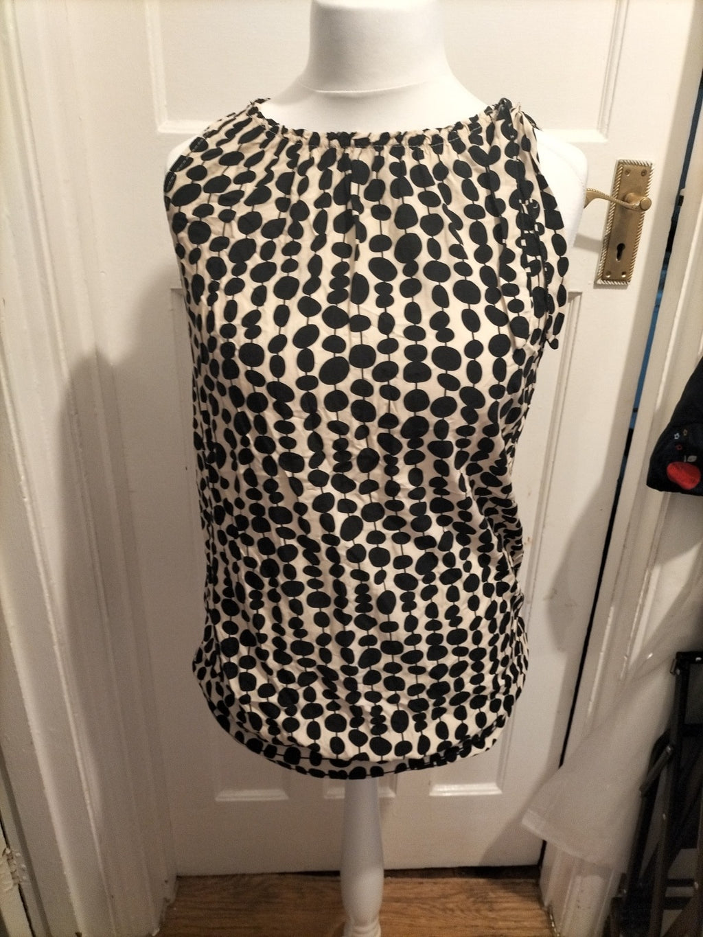 Ladies Top Win Size Large Pale Beige And Black Sleeveless Top