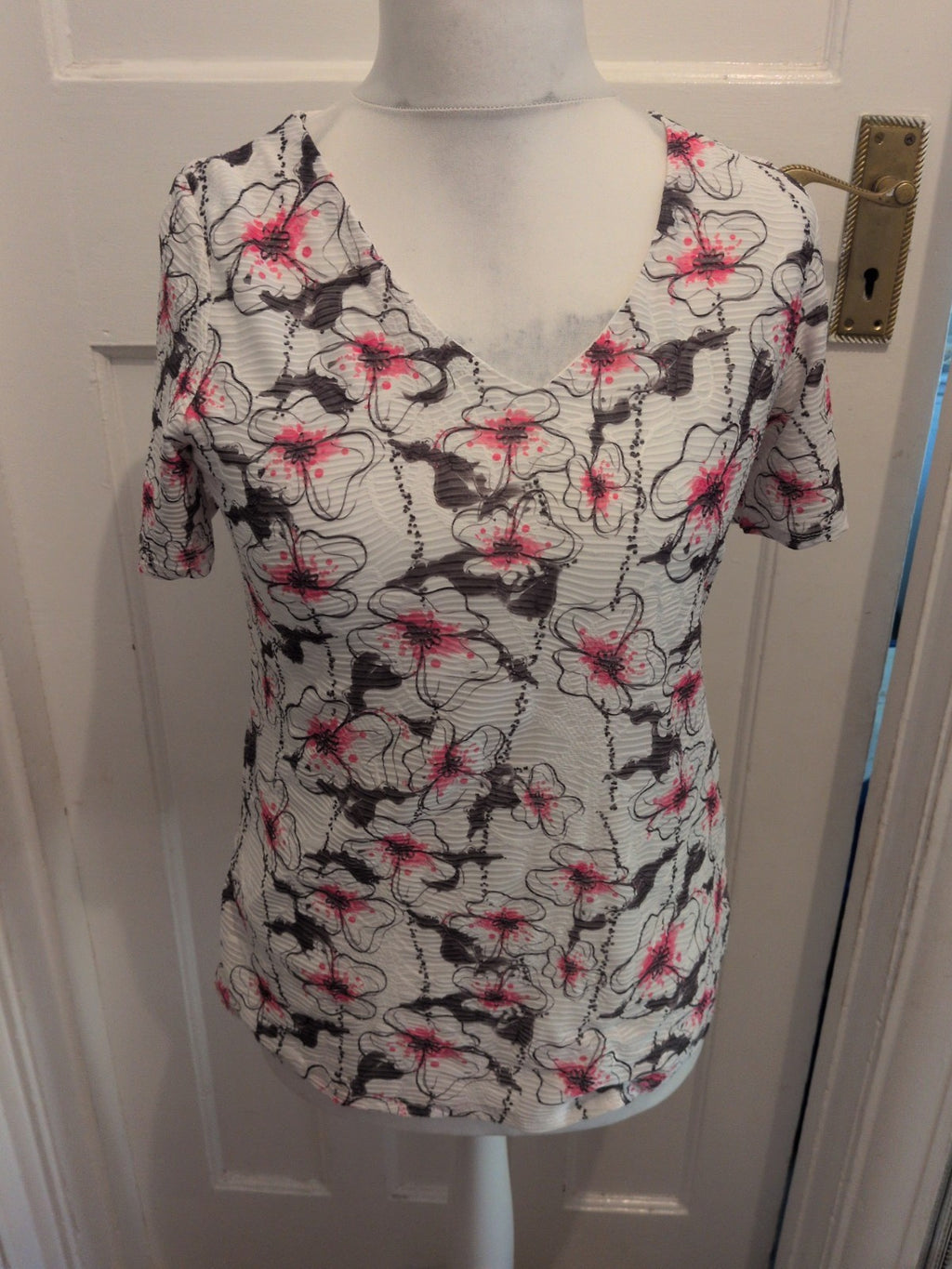 Saloos 12 Pink White And Charcoal Floral Short Sleeve V Neck Blouse