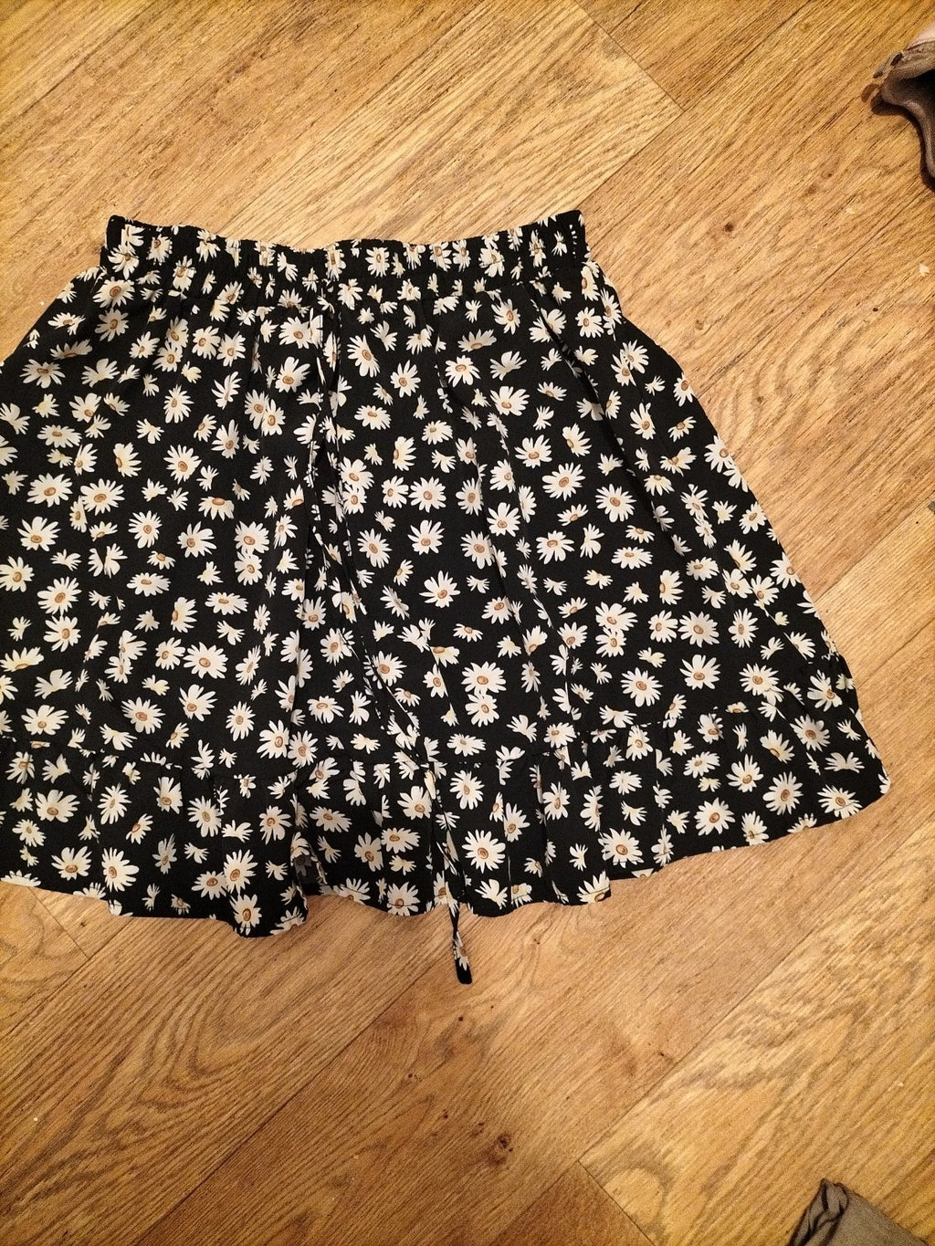Ladies Shein Size Medium Elasticated Daisy Mini Skirt