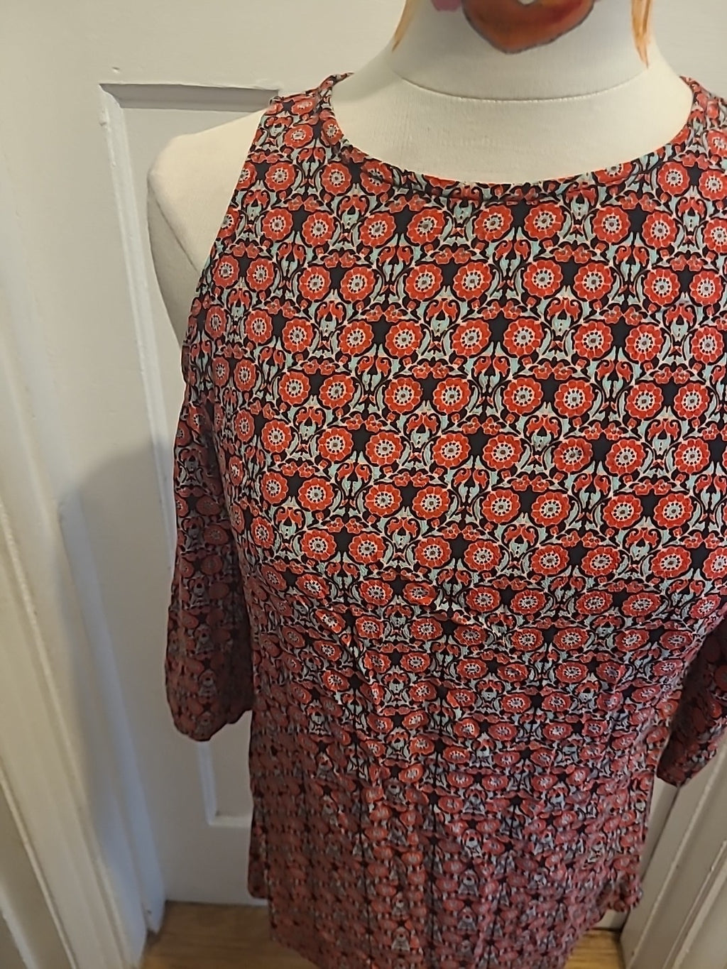Ladies Size Small Red Green Open Shoulder Short Sleeved Blouse