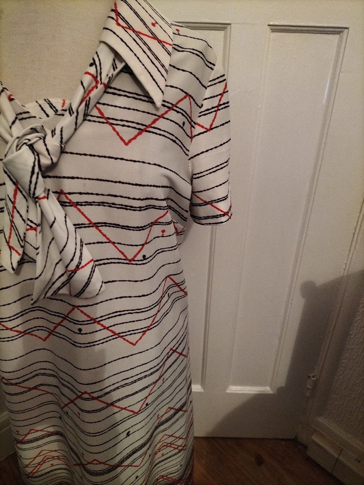 Ladies Vintage Size Medium Black/Red/White Short Sleeved Long Length Dress