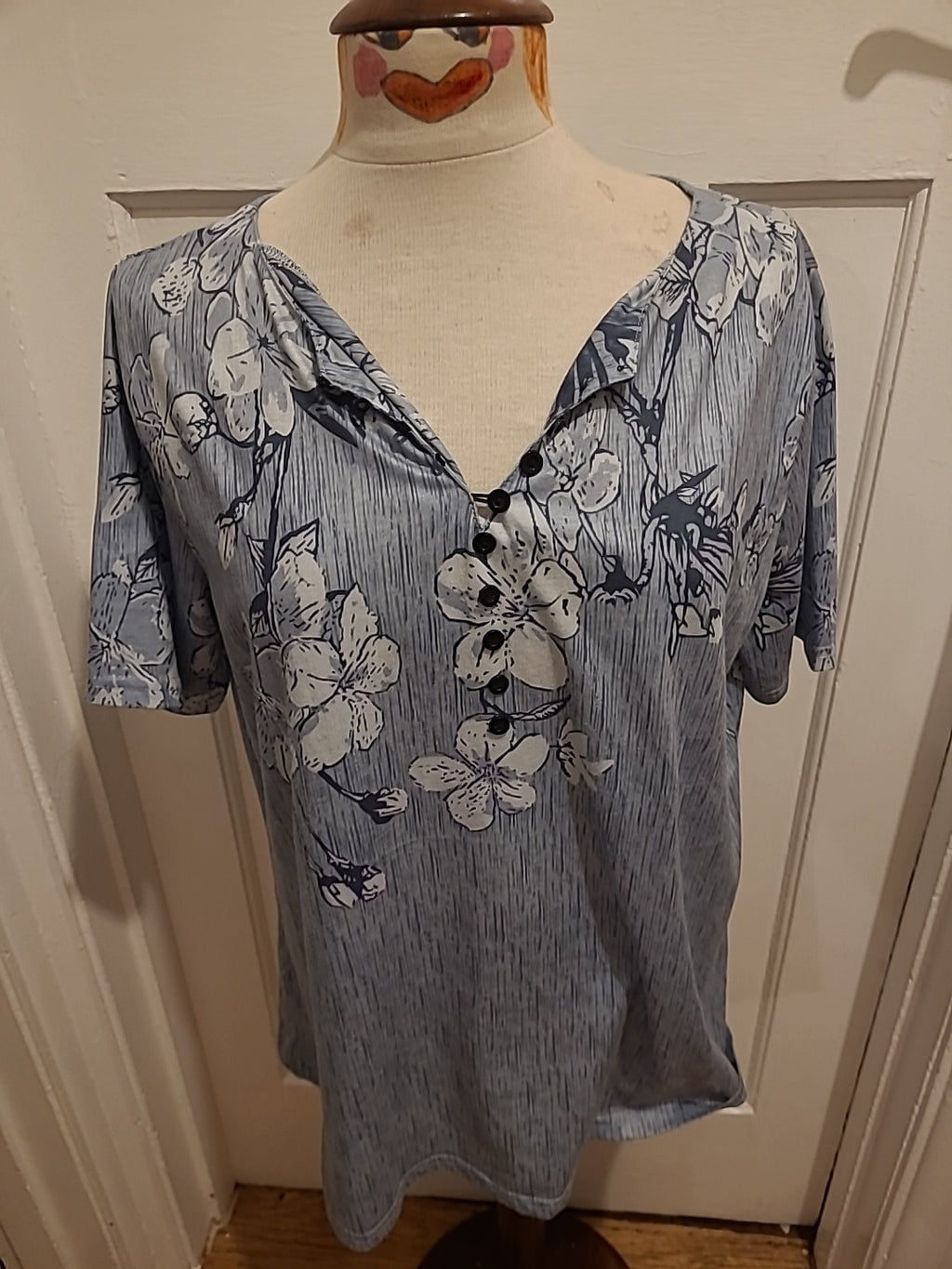 Ladies Size Large Grey Toned Floral Short Sleeved Blouse