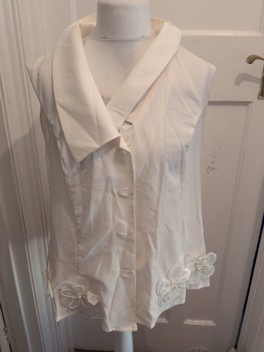 Shein 3XL Ivory Collared Sleeveless With Flower Buttoned Blouse