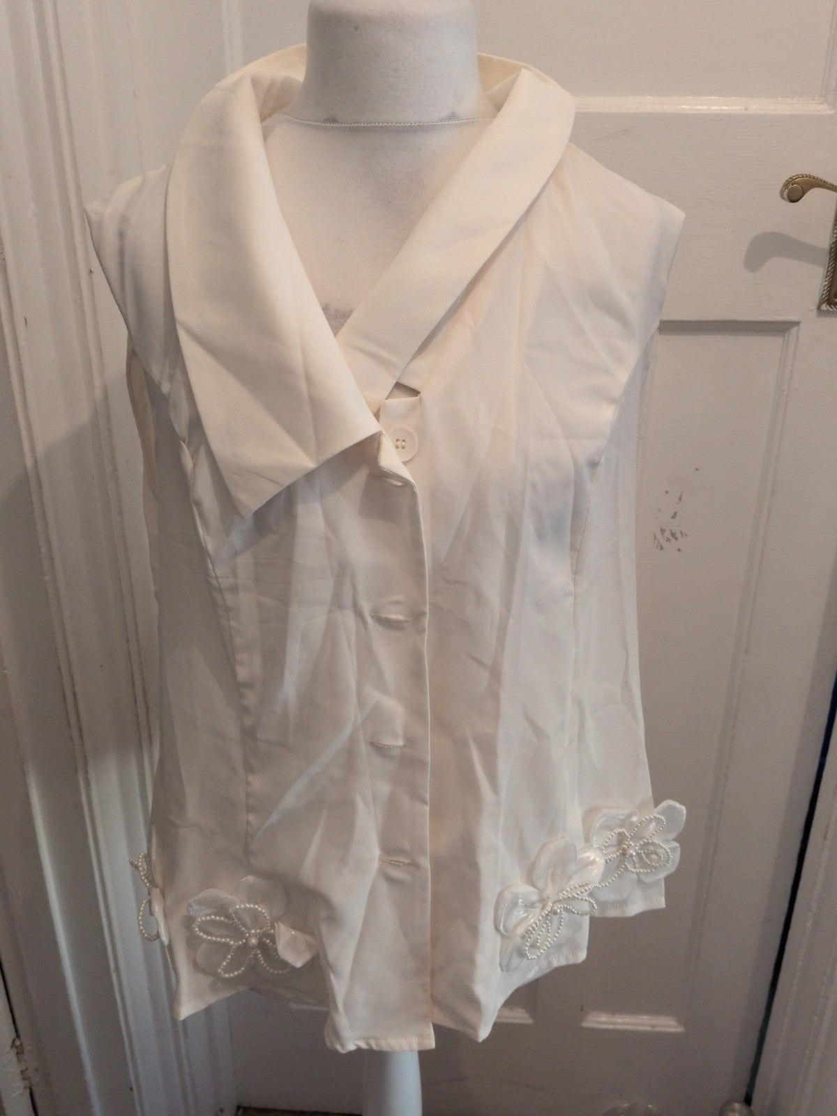 Shein 3XL Ivory Collared Sleeveless With Flower Buttoned Blouse
