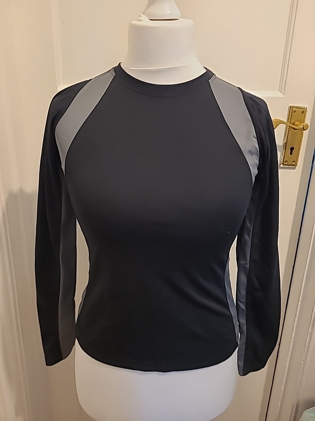 Ladies Mountain Life Size 8 Black And Grey Long Sleeved Tshirt