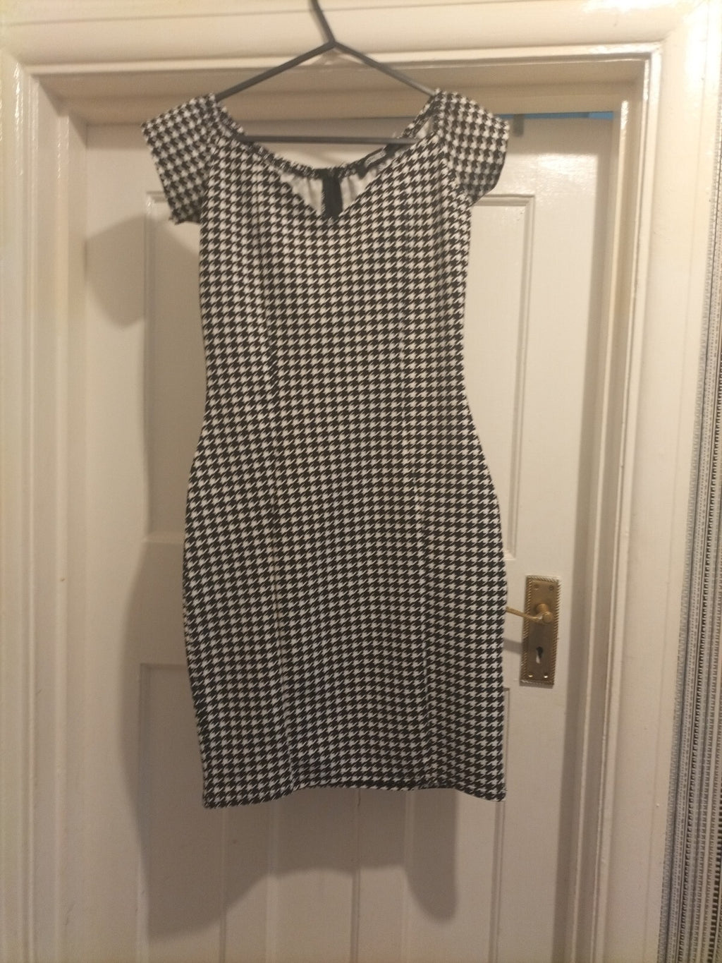 Ladies Miss Guilded Size 10 Black White Caped Sleeve Dress