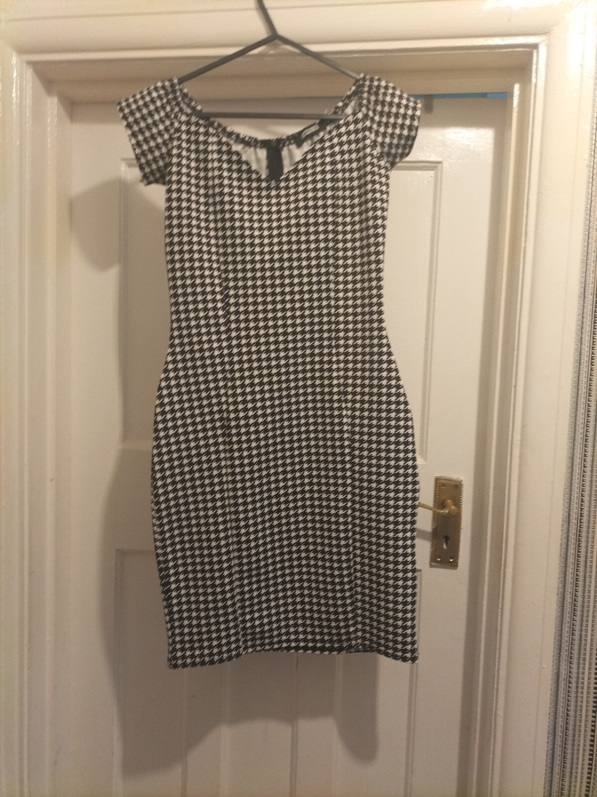 Ladies Miss Guilded Size 10 Black White Caped Sleeve Dress